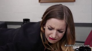 Brunette titw mawr bos rhefrol byseddu ei saleswoman