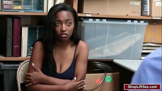 Busty Daya Lovag lesz a puncija szar LP tiszt hatalmas kakas