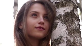 Söt ung dam Nicolina tar bort hennes kläder i skogen