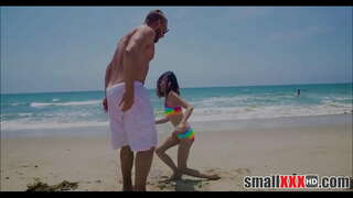 ���रुण आणि स्त्री लहान अतिशय लहान मुलगी जाई ग्रे मिळते लहान मांजर ताणलेली करून अवाढव्य लंड माणूस बीच