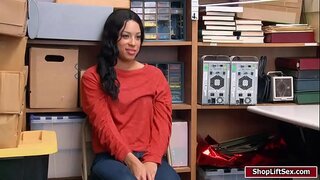 LP recovers in furto items et tunc futuit in shoplifter