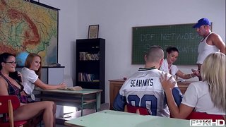 Падлеткі Долі Діор і Кэці Хевен дзеляць член рэпетытара з двума памаўзлівыя сяброўкамі ў класе