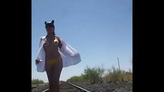 Gatita peu nu exterior