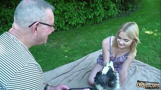 Tanara blonda face bătrânul sperma in gura ei