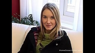 Super bonica rossa adolescent tires nua i juga amb el seu atapeït cony