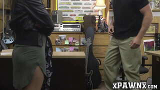 Kurviga babe bönder hennes gitarr och fitta