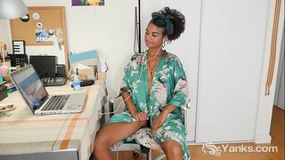 Seductively amatè ebony babe soti Yanks Lola Leve nan vibre fè nwa l &#039; cooshie