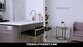 Teen babe mamela mpiara-mianatra fuck azy ho takalon'ny ny fitsapana taratasy