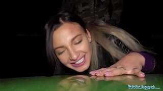 Publika Agento Curvy busty babe en subĉiela vespero blowjob kaj fiki