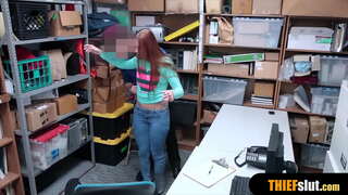 Long legged teenie hai colto in centro commerciale e ottiene un cazzo ruvido