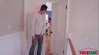 Squirts ໂຫຼດຂອງທີ່ມີກ່ຽວກັບດກັບໃບຫນ້າຂອງ-ກົມກຽວສິ່ງມະຫັດ