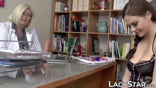 ���ెద్ధ రొమ్ములు కలధి GILF dominates ఒక వేడి యువ పసికందు