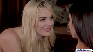 Crnka je u potrazi za daljinski i pita plavuša daljinski ako ona zna gdje je.I sve golotinja je okreni se sa daljinski u njeno dupe.sve je dio je da bacimo je i ona zavodi njom.Oni poljubim i ona liže joj pička prije nego joj facesitting