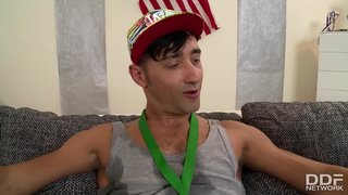 Vainqueur chanceux baise Anita B. le cul, tout en lesbienne teen Jenny frotte son clito humide