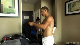 LE SERVICE DE CHAMBRE! Big booty Latina se fait baiser en levrette par invité et éjacule sur sa poitrine.