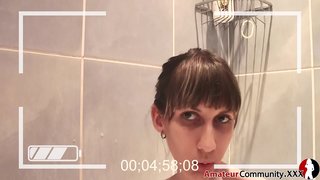 ���ुरुप तरुण लपविला बाथरूम मध्ये बोट स्वत: ला