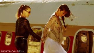 Sexy Moe wahine whetu Allie me Jenna 69, me te fingerbang i roto i te Koraha.