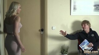 Қарт адам енеді ыстық тарт және жоспарлайды оның жұмсақ емізік