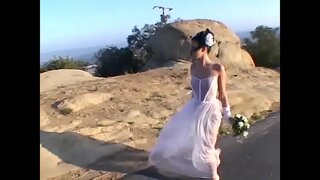 Ongelukkig jonge verlaten vrouw geeft een aantal hoofd dan genageld door twee liefdevolle smoothers