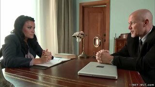 Виши газда Марк Дејвис нагиње преко стола сексуалне запослени-бринета са великим сисама Ешли Амес и великим члан јебе јој маца позади у веревочном бондаже