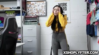 Brunette teen Jolie Judy obtenir sa chatte serrée fait le diable sauvagement par le gardien de sécurité de derrière