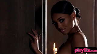 Sportif black babe strip-tease sensuel session