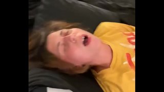 Slut banchéile fucked ag dhá dicks