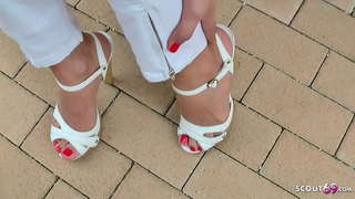 Seksi junica u visokim potpeticama došla je na plažu i dovela do dnevne footjob isječke za 50 eura