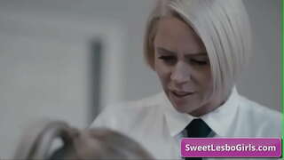 Veure entremaliat milf lesbos gaudir profund cul i el cony de digitació de llarga durada clímax en l'oficina